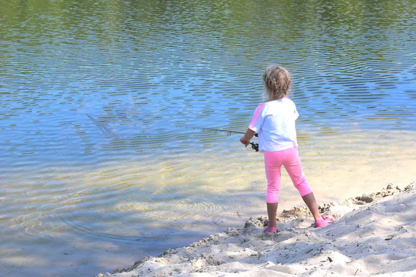 Kleines Kind Angelt Sommer Auf Dem Fluss Sandigen Ufer Vor — Stockfoto