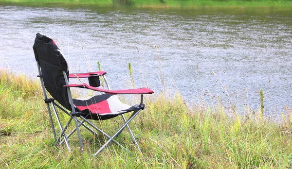 Nehir Yakınında Piknik Yaz Aylarında Yeşil Çim Üzerinde Taşınabilir Katlanır — Stok fotoğraf