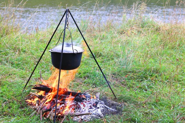 Cozinhar Deliciosa Comida Saborosa Livre Fogo Panela Ferro Verão Bom — Fotografia de Stock