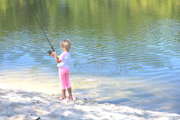 Kisgyermek Halászat Nyáron Folyón Homokos Parton Háttér Kék Víz Megjelenítő — Stock Fotó