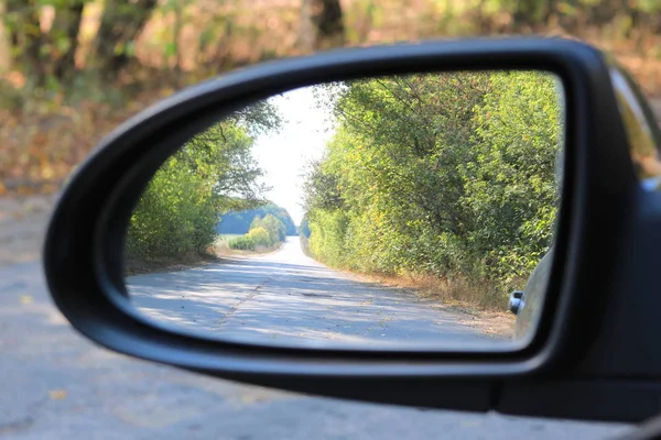 Zrcadlo Automobilu Obrazem Letního Lesa Zamyšlení Dobrého Počasí Jako Popularizace — Stock fotografie