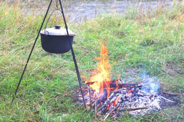 ormandan ahşap ile iyi havalarda yaz aylarında demir pot yangın açık havada lezzetli lezzetli yemek yemek