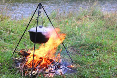 Yazın, güzel havalarda ve ormandan gelen odunlarla dışarıda lezzetli yemekler pişirmek.