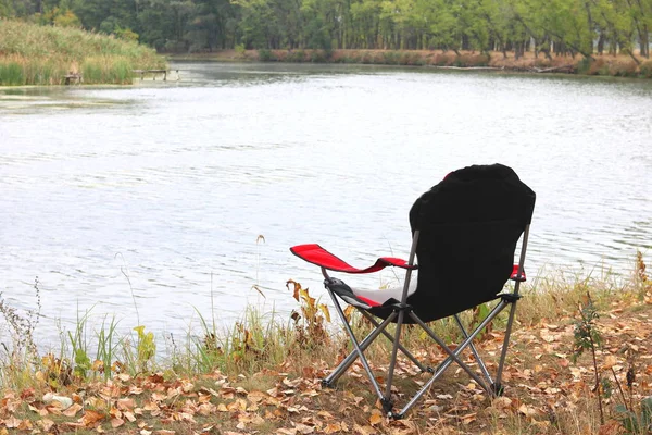 川の近くの公園で秋の観光椅子 — ストック写真