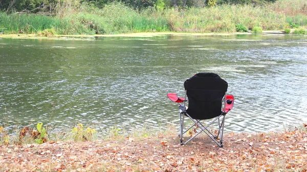 Chaise Touristique Automne Dans Parc Près Rivière — Photo