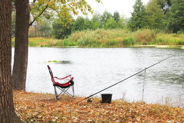 Pesca Deportiva Verano Con Una Caña Cómoda Silla Plegable Turística — Foto de Stock