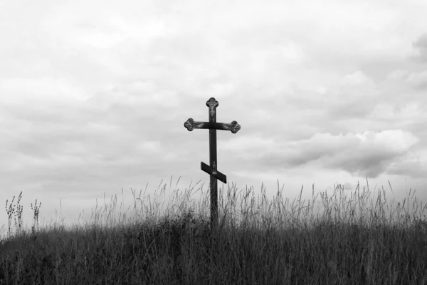 Μαύρη Και Λευκή Φωτογραφία Που Απεικονίζει Τον Χριστιανικό Σταυρό Στο — Φωτογραφία Αρχείου