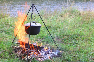 ormandan ahşap ile iyi havalarda yaz aylarında demir pot yangın açık havada lezzetli lezzetli yemek yemek