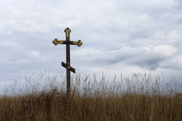 Christelijke Kruis Blauwe Hemelachtergrond — Stockfoto