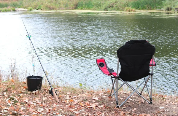 Pesca Deportiva Verano Con Una Caña Cómoda Silla Plegable Turística — Foto de Stock