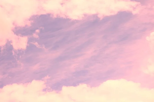 Абстрактне Фото Білими Хмарами Фоні Фіолетового Неба — стокове фото