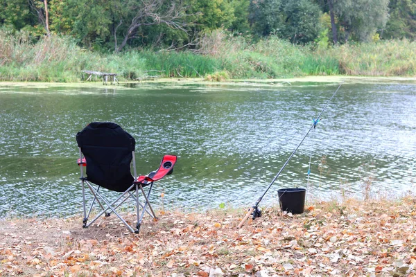 Pesca Deportiva Verano Con Una Caña Cómoda Silla Turística Plegable —  Fotos de Stock