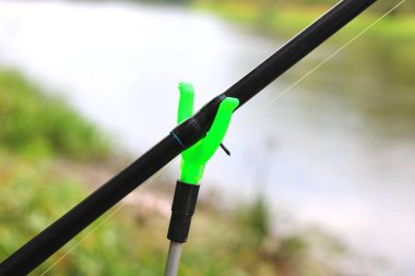 Nehirüzerinde besleyici olta ile Balıkçılık, balıkçılık sırasında balıkçı yerden görünümü