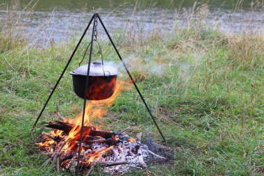 ormandan ahşap ile iyi havalarda yaz aylarında demir pot yangın açık havada lezzetli lezzetli yemek yemek