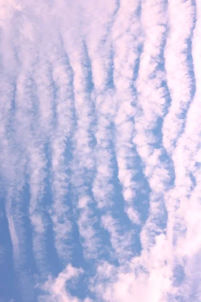 Foto Abstrata Com Nuvens Brancas Fundo Céu Roxo — Fotografia de Stock