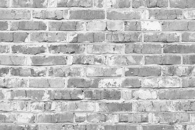 Üzerinde farklı dokulara sahip eski tuğlalardan yapılmış duvar resmi olan siyah beyaz bir fotoğraf.