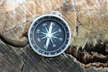 Doğal arka planda eski pusula