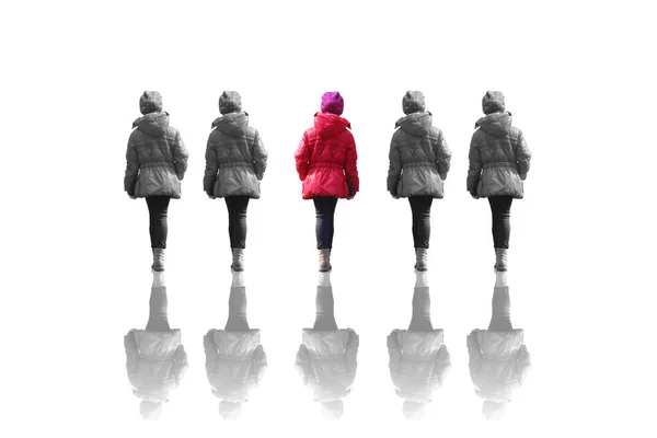 穿着红色夹克的女孩从背后站在黑白照片之间的抽象照片 这些照片与背景为白色的女孩是分开的 — 图库照片