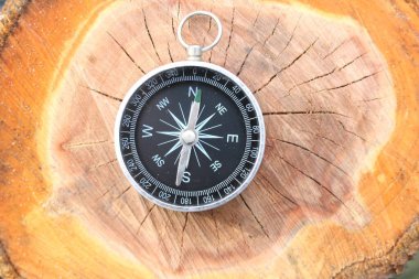 Doğal arka planda eski pusula