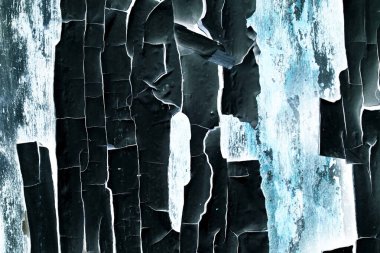 Güzel soyut mavi arka plan, pürüzlü yüzeyi olan eski mavi boya, eski pürüzlü bir yüzey üzerinde çizgiler ve düzensiz mavi boya dokusu.