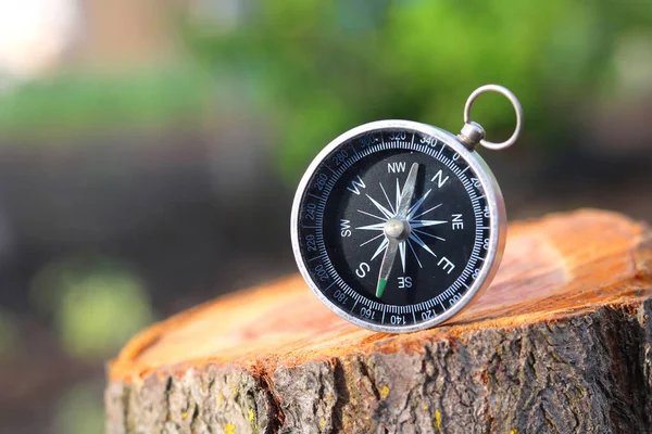 Alter Kompass Auf Natürlichem Hintergrund — Stockfoto