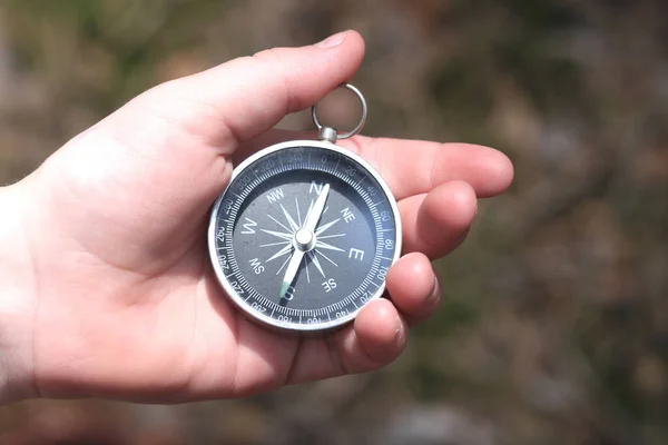 Gammal Klassisk Navigering Kompass Barn Hand Naturlig Bakgrund — Stockfoto