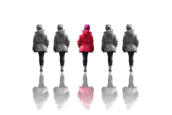 Абстрактная Фотография Девушки Красной Куртке Спины Между Черно Белыми Изображениями — стоковое фото