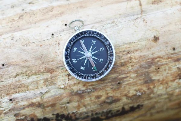 Kruhový Kompas Přírodním Pozadí Jako Symbol Cestovního Ruchu Cestování Outdoorových — Stock fotografie