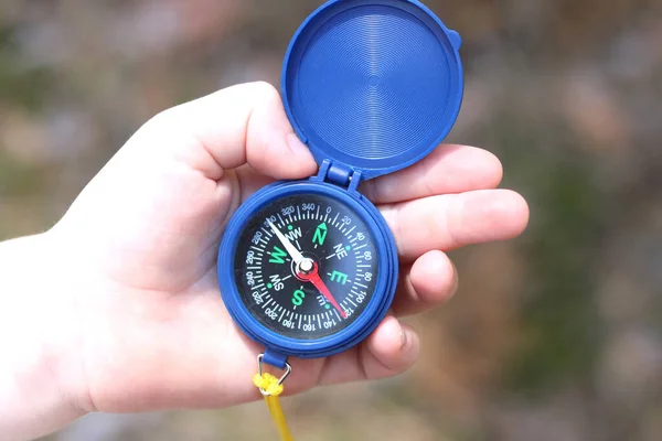 Stary Klasyczny Kompas Nawigacyjny Rękach Dzieci Naturalnym Tle — Zdjęcie stockowe