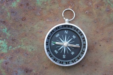 turizm, seyahat ve açık hava faaliyetlerinin sembolü olarak pusula