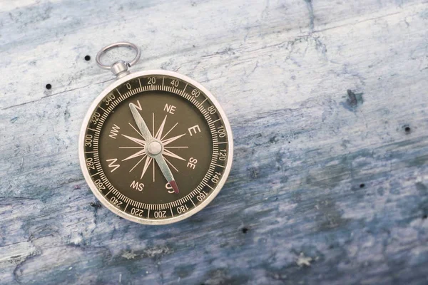Okrągły Kompas Niebieskim Drewnianym Tle Jako Symbol Turystyki Kompasem Podróży — Zdjęcie stockowe
