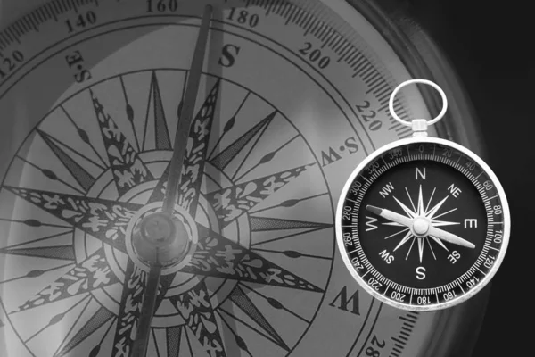 Rundkompass Auf Dem Hintergrund Eines Anderen Kompasses — Stockfoto