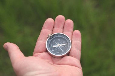 Doğal arka planda eski klasik navigasyon pusulası