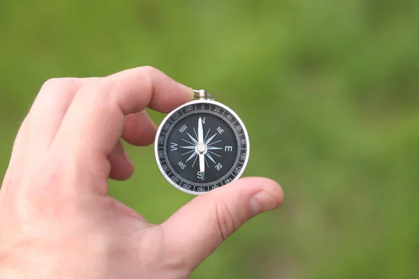 Gammal Klassisk Navigering Kompass Handen Naturlig Bakgrund — Stockfoto
