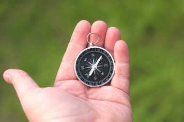 Doğal arka planda eski klasik navigasyon pusulası