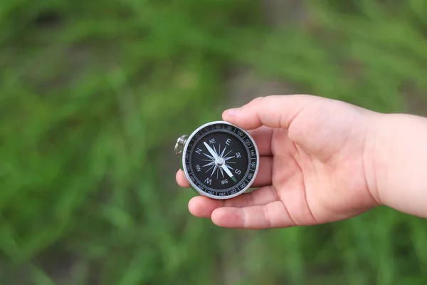 Stary Klasyczny Kompas Nawigacyjny Ręku Naturalnym Tle — Zdjęcie stockowe
