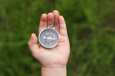 Doğal arka planda eski klasik navigasyon pusulası