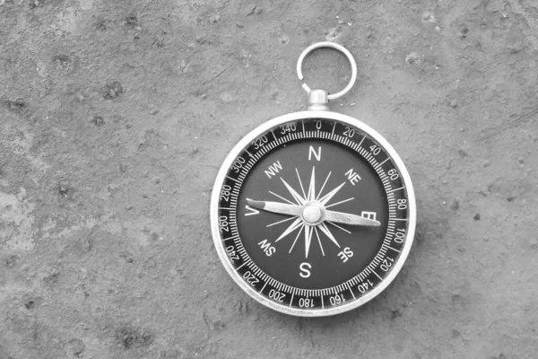 Czarno Białe Zdjęcie Okrągłego Kompasu Jako Symbolu Turystyki Podróży Aktywności — Zdjęcie stockowe