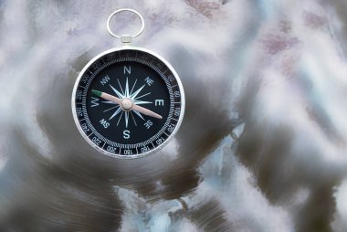 Pusula ile turizmin sembolü olarak soyut arka planda yuvarlak pusula, pusula ile seyahat ve pusula ile açık hava aktiviteleri