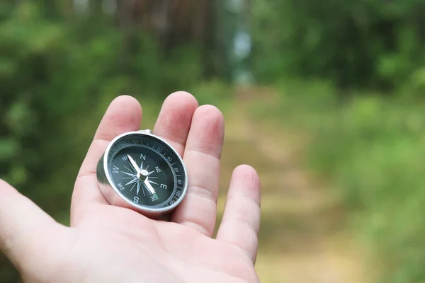 Gammal Klassisk Navigering Kompass Handen Naturlig Bakgrund Som Symbol För — Stockfoto