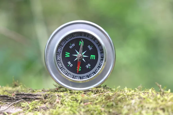 Kruhový Kompas Přírodním Pozadí Jako Symbol Cestovního Ruchu Kompasem Cestování — Stock fotografie
