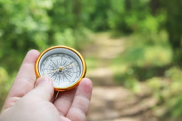 Stary Klasyczny Kompas Nawigacyjny Ręku Naturalnym Tle Jako Symbol Turystyki — Zdjęcie stockowe