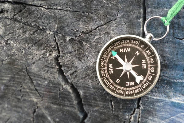 Stary Klasyczny Kompas Nawigacyjny Naturalnym Tle Jako Symbol Turystyki Kompasem — Zdjęcie stockowe