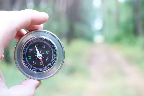 Starý Klasický Navigační Kompas Ruce Přírodním Pozadí Jako Symbol Cestovního — Stock fotografie