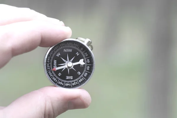 Gammal Klassisk Navigering Kompass Handen Naturlig Bakgrund Som Symbol För — Stockfoto
