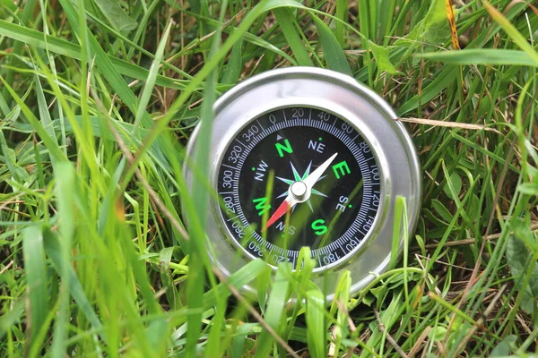 Boussole Ronde Sur Fond Herbe Été Comme Symbole Tourisme Avec — Photo