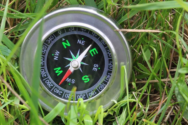 Boussole Ronde Sur Fond Herbe Été Comme Symbole Tourisme Avec — Photo