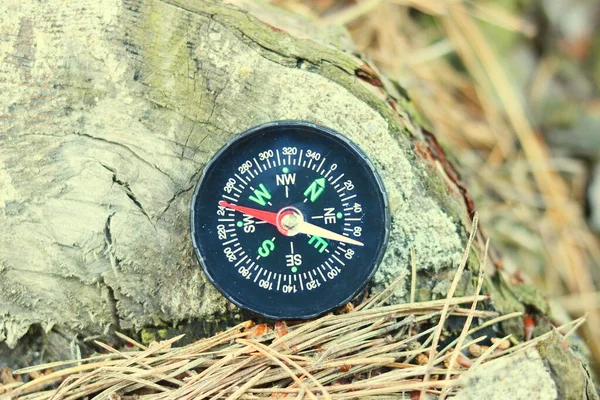 Okrągły Kompas Drewnianym Tle Jako Symbol Turystyki Kompasem Podróże Kompasem — Zdjęcie stockowe