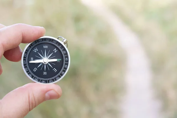 Stary Klasyczny Kompas Nawigacyjny Ręku Naturalnym Tle Jako Symbol Turystyki — Zdjęcie stockowe