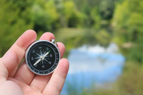 Klassisk Navigering Kompass Handen Sommaren Mot Floden Som Symbol För — Stockfoto
